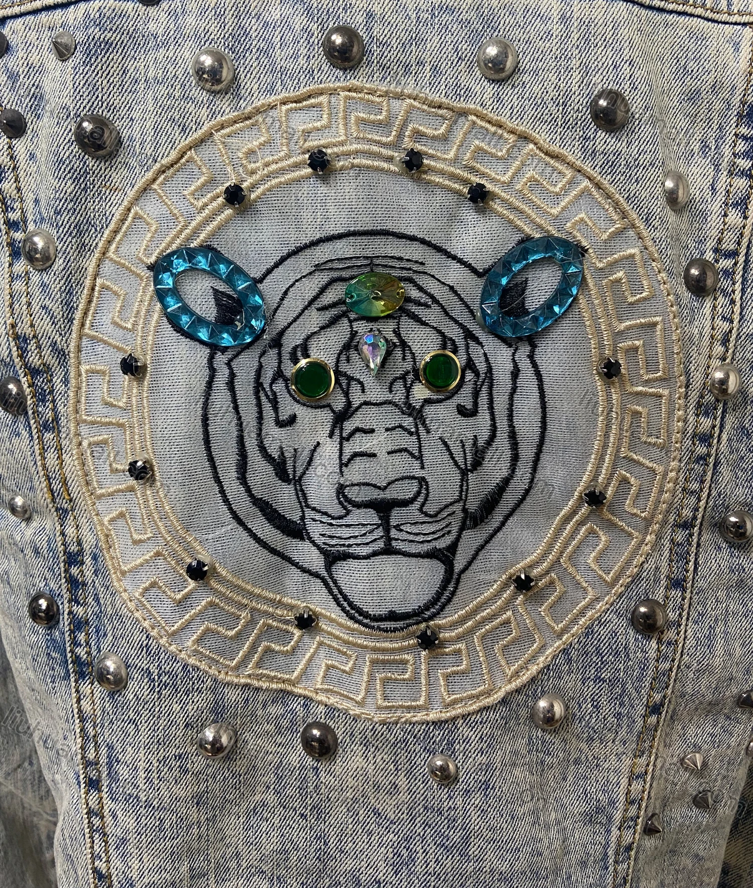 Wholesale Women's Casual Rhinestone Pearl Rivets Decor Tiger Embroidery Pockets Distressed Denim Jacket - Liuhuamall