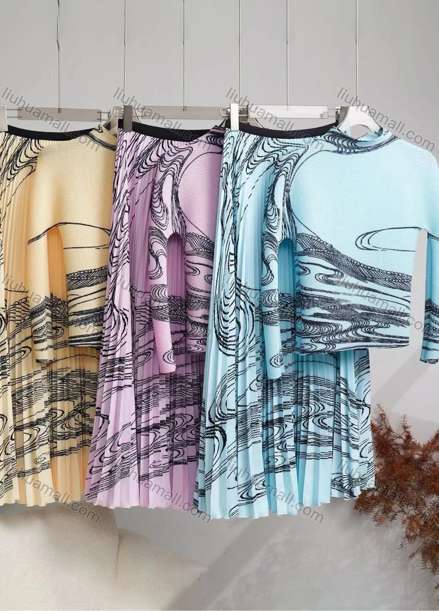 Wholesale Women's Casual Abstract Print Long Sleeve Maxi Pleated Skirt 2 Piece Set - Liuhuamall