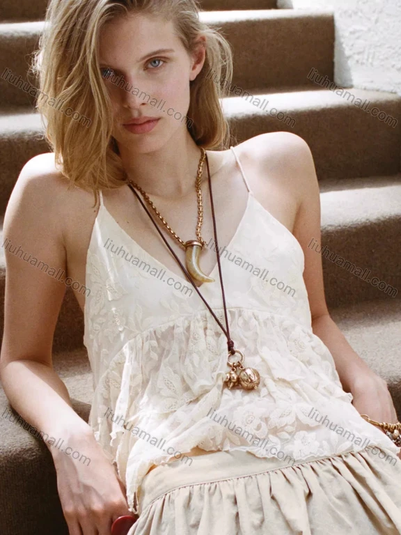 Wholesale Sleeveless Embroidery Lace V-neck halter embroidered top
