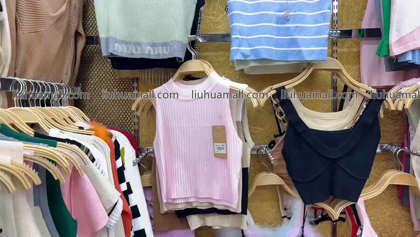 Hot-selling knit tops in a variety of styles